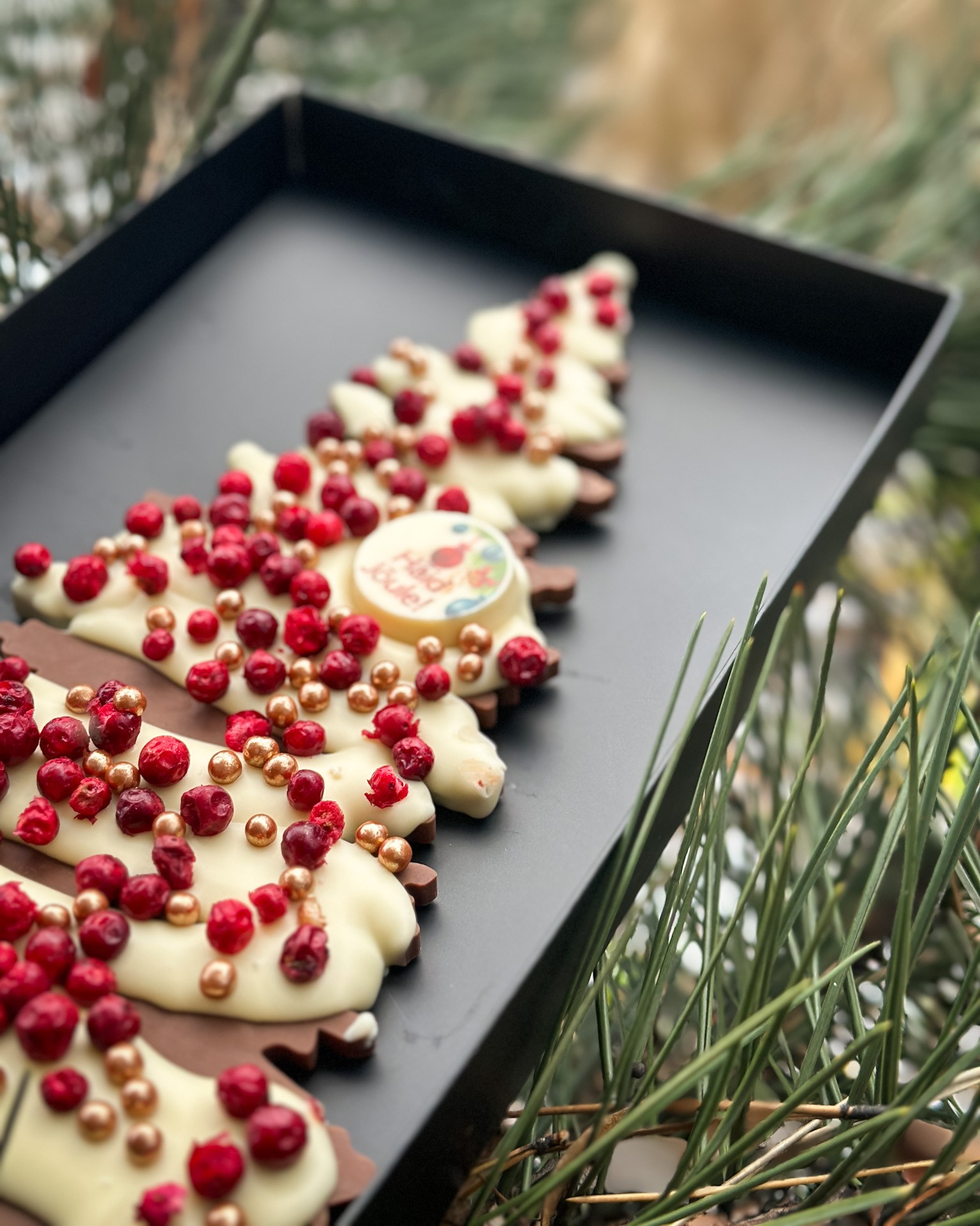 Kuusepuu šokolaadist! Vahest ei olegi vaja küpsetada kooki või kokata mitu tundi, et tuua jõululauale maitsev dessert. Chocolala piimašokolaadist kuusk pohladeg