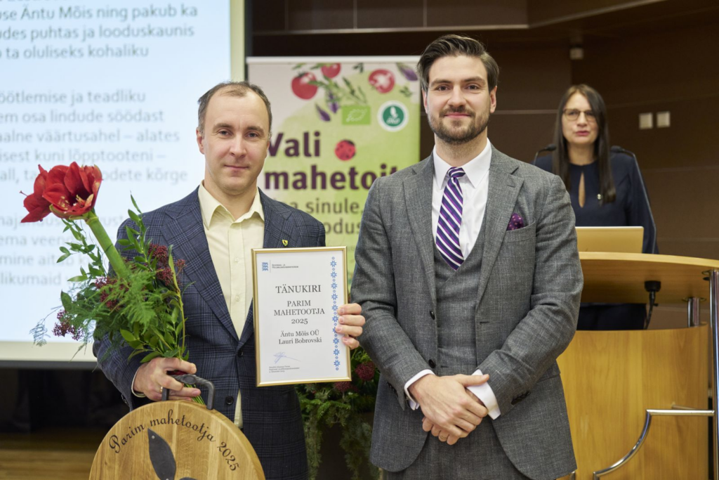 Parima mahetootja tiitli võitnud Äntu Mõisa juht Lauri Bobrovski koos regionaal- ja põllumajandusminister Hendrik Johannes Terrasega